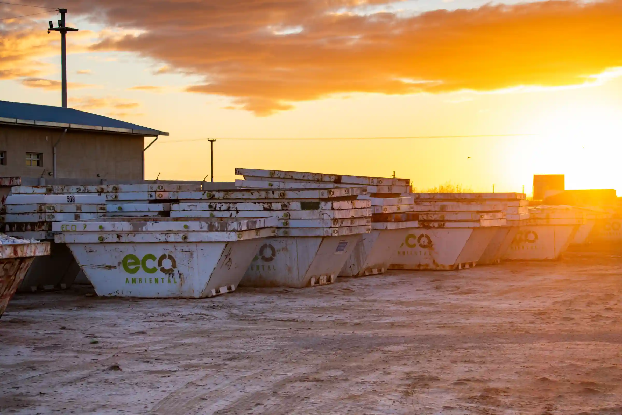 Contenedores de Eco Ambiental al atardecer